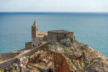 Ortaçağ San Pietro kilisesi (1198 yılında kutsanmıştır) Portovenere veya Porto Venere kasabasında, UNESCO dünya mirası alanında. La Spezia, Liguria, İtalya, Avrupa.