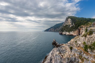 Cinque Terre Ulusal Parkı 'nın kıyısında Porto Venere veya Portovenere kasabasından uçurumlar ve Akdeniz, UNESCO dünya mirası sahası ile görüldü. La Spezia, Liguria, İtalya, Avrupa.