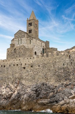 Ortaçağ San Pietro Kilisesi (1198 yılında kutsanmış Aziz Peter) Portovenere veya UNESCO 'nun dünya mirası alanı Porto Venere' de. La Spezia, Liguria, İtalya, Avrupa.