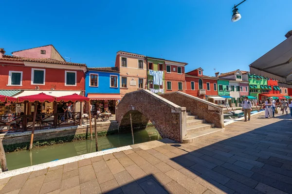 Burano Italië Juni 2021 Kanaal Met Kleine Brug Kleurrijke Huizen — Stockfoto