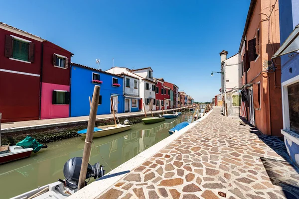 小さな係留ボート ベネチアンラグーン ヴェネツィア ユネスコ世界遺産 ヴェネト イタリア ヨーロッパと小さな運河の前に 複数の色の家 明るい色を持つブラーノ島 — ストック写真