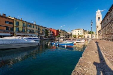 Küçük Lazise köyü limanı, Garda Gölü kıyısındaki turizm beldesi (Lago di Garda). Antik San Nicolo kilisesi Romanesk tarzında. Verona ili, Veneto, İtalya, Güney Avrupa.