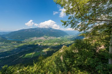 Levico Terme adlı küçük bir kasabanın havadan görünüşü, Levico Gölü kıyısındaki turizm beldesi, Valsugana (Sugana Vadisi), Trento ili, Trentino Alto Adige, İtalya, Avrupa.