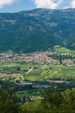 Levico Terme adlı küçük bir kasabanın havadan görünüşü, Levico Gölü kıyısındaki turizm beldesi, Valsugana (Sugana Vadisi), Trento ili, Trentino Alto Adige, İtalya, Avrupa.