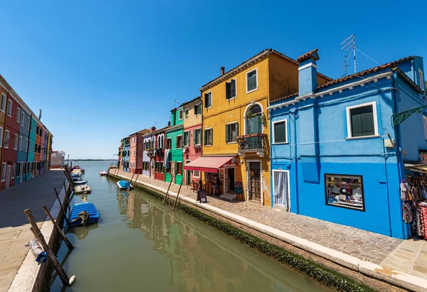 Burano Italia Junio 2021 Pequeño Canal Con Barcos Amarrados Casas —  Fotos de Stock