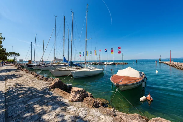 Cisano Köyünün Küçük Bir Limanı Garda Gölü Kıyısında Bir Turizm — Stok fotoğraf
