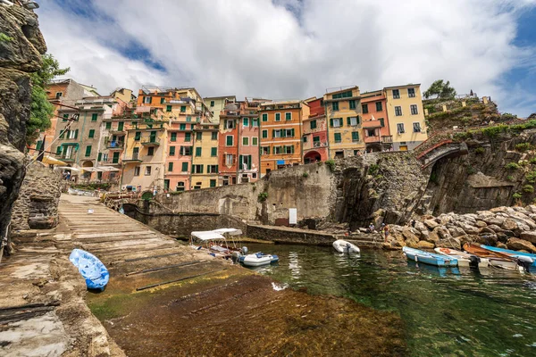 Das Berühmte Dorf Riomaggiore Mit Kleinen Booten Die Hafen Festmachen — Stockfoto