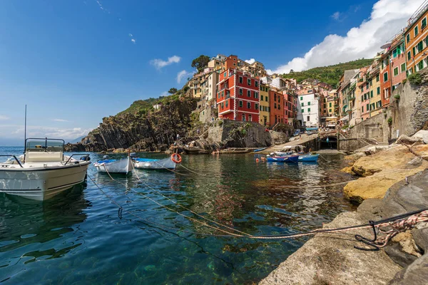 Das Berühmte Dorf Riomaggiore Mit Kleinen Booten Die Hafen Festmachen — Stockfoto