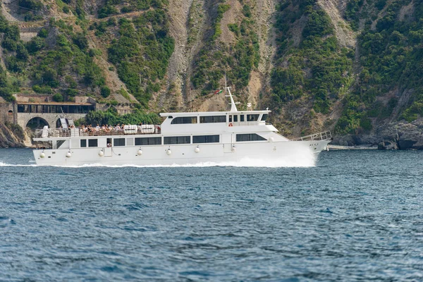 Λευκό Ferry Boat Τουρίστες Κίνηση Μπροστά Από Τις Διαβρωμένες Ακτές — Φωτογραφία Αρχείου