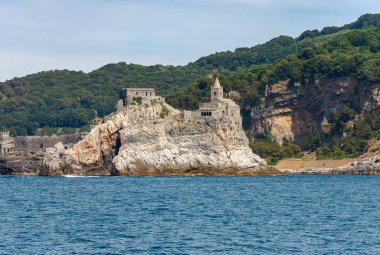 Ortaçağ San Pietro Kilisesi (St. Peter, 1198), Portovenere veya Porto Venere kasabası, UNESCO dünya mirası alanı. La Spezia, Liguria, İtalya, Avrupa. Arka planda Palmaria adası.