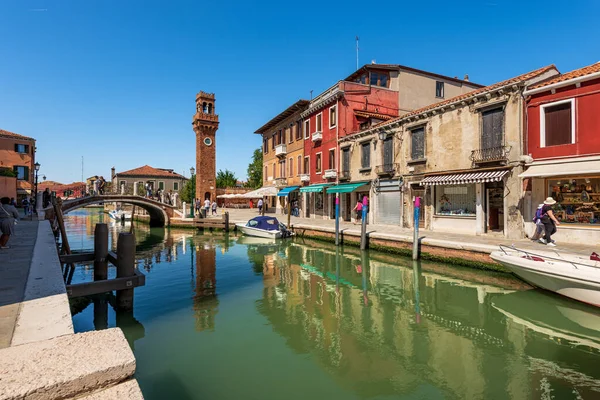 イタリアのムラーノ島 2021年6月2日 小さな運河 ボート 家やお店でムラーノ島のダウンタウンは 古代のシビックタワーや時計塔の中心部にあります ヴェネツィア ラグーン ヴェネト イタリア — ストック写真