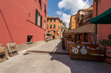 Monterosso al Mare köyünün şehir merkezinde dükkan ve restoranları, Liguria 'daki Cinque Terre Ulusal Parkı' ndaki turistik tatil beldesi, La Spezia, İtalya, Avrupa. UNESCO dünya mirası sahası.