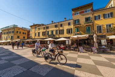 LAZISE, İtalya - 26 Mayıs 2021: Lazise Köyü 'nün ana meydanı, Piazza Vittorio Emanuele. Garda Gölü kıyısındaki turizm beldesi (Lago di Garda). Verona ili, Veneto, İtalya, Güney Avrupa.