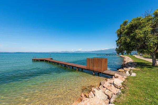 Gyönyörű Strand Egy Kis Üres Móló Garda Lago Garda Között — Stock Fotó