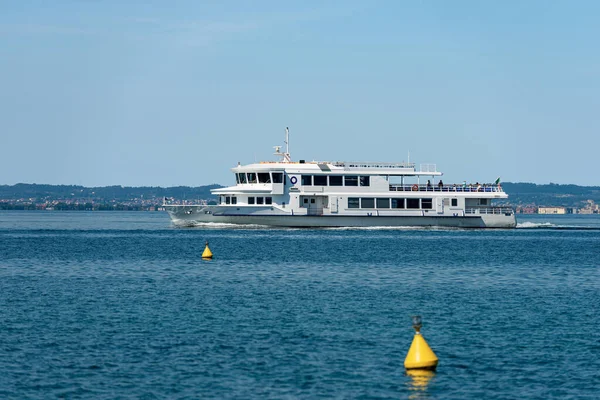 Ferry Boat Navegación Frente Del Pequeño Pueblo Bardolino Lago Garda —  Fotos de Stock