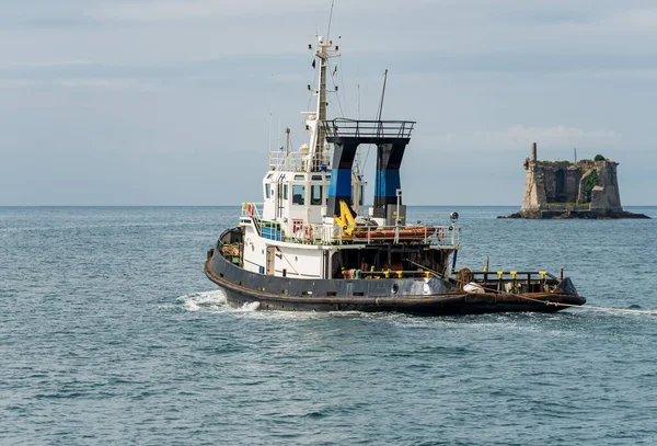 Bogserbåt Rörelse Hamnen Bukten Spezia Till Höger Det Antika Scola — Stockfoto