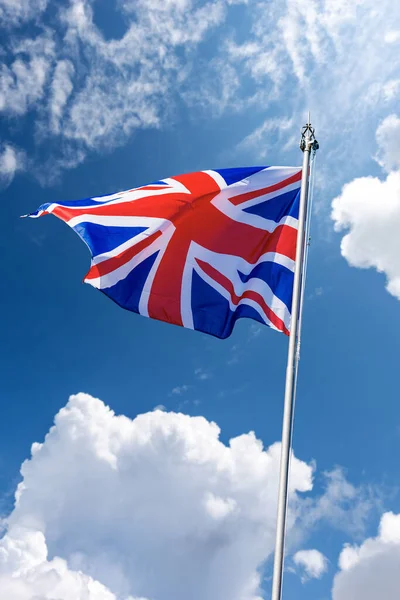 Union Jack Flag Närbild Nationell Brittisk Flagga Med Flaggstång Blåser — Stockfoto