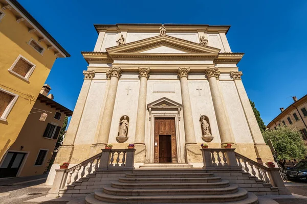 Fassade Der Pfarrkirche Der Heiligen Zenone Und Martino Neoklassizistischen Stil — Stockfoto