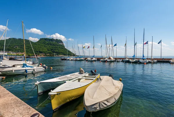 Garda Gölü Kıyısındaki Küçük Garda Köyünün Limanında Demirli Tekneler Lago — Stok fotoğraf