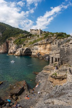 Porto Venere ya da Portovenere kasabasının antik Doria Şatosu (1164-XIX yüzyıl), Akdeniz kıyısındaki kayalık kıyı şeridinde UNESCO dünya mirası alanı. La Spezia, Liguria, İtalya, Avrupa.