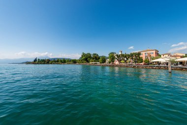 Küçük Bardolino köyünden Lakefront, Garda Gölü kıyısında turizm beldesi (Lago di Garda), Verona ili, Veneto, İtalya, güney Avrupa.