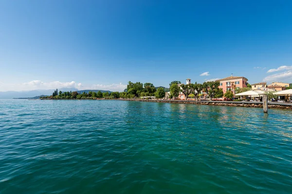 Küçük Bardolino Köyünden Lakefront Garda Gölü Kıyısında Turizm Beldesi Lago — Stok fotoğraf