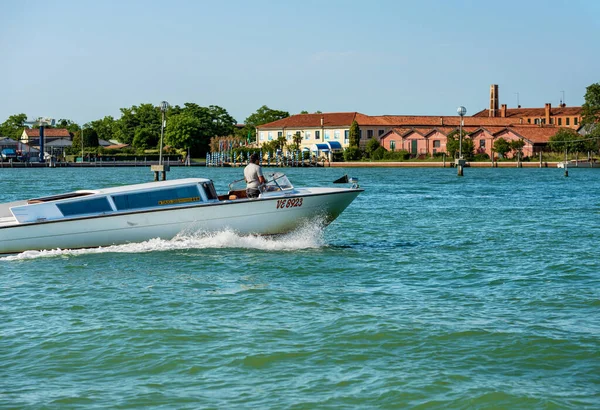 Murano Italië Juni 2021 Witte Watertaxi Beweging Lagune Van Venetië — Stockfoto