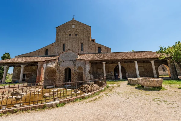 Venedik, UNESCO 'nun dünya mirası bölgesi Venedik, Veneto, İtalya' daki en eski kiliselerden biri olan Torcello adasındaki Santa Maria Assunta Bazilikası ve Katedrali 'nin ön cephesi (639). 