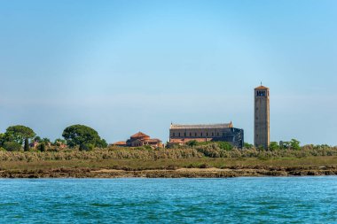 Torcello Adası, Basilica ve Venedik-Bizans tarzında Santa Maria Katedrali (639) ve Santa Fosca Kilisesi (IX-XII yüzyıl), Venedik lagünü, Veneto, İtalya, Avrupa.