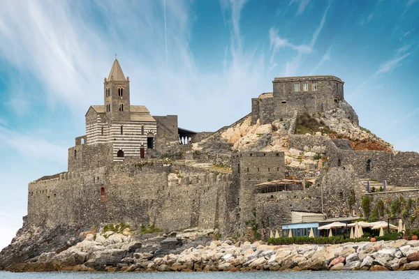 位于波尔托韦内尔港或波尔图韦内尔港的始发地 内有教科文组织世界遗产圣彼得中世纪教堂 1198年 圣彼得 Spezia Liguria Italy Europe — 图库照片