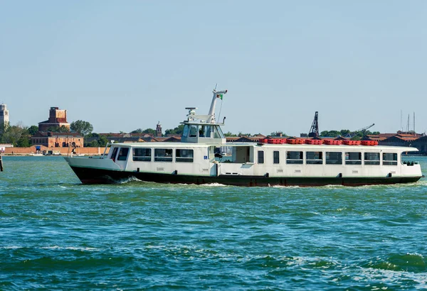 Traghetto Bianco Vuoto Vaporetto Movimento Nella Laguna Veneziana Una Soleggiata — Foto Stock