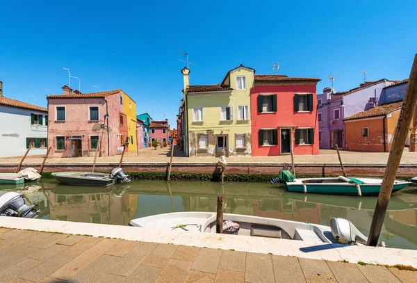 Insel Burano Mit Bunten Häusern Helle Farben Vor Einem Kleinen — Stockfoto