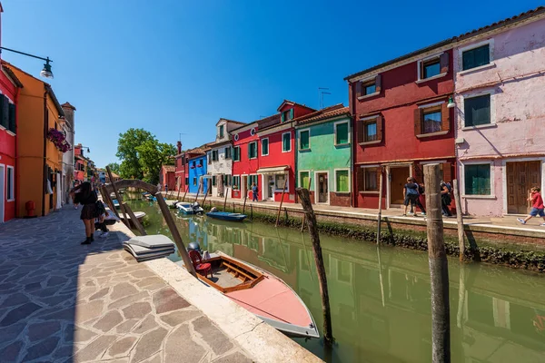 Burano Itálie Června 2021 Ostrov Vesnice Burano Malý Kanál Kotvícími — Stock fotografie