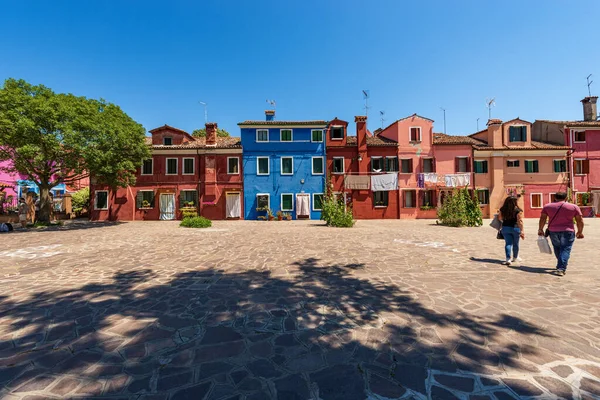 Burano Itálie Června 2021 Malé Náměstí Starými Domy Světlými Barvami — Stock fotografie