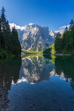 Braies Gölü (Lago di Braies veya Pragser Wildsee) ve Croda del Becco Dağı zirvesi veya Seekofel Dağı, Dolomites, Güney Tyrol, Trentino-Alto Adige, Bolzano ili, İtalya, Avrupa.