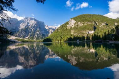 Braies Gölü (Lago di Braies veya Pragser Wildsee) ve Croda del Becco Dağı zirvesi veya Seekofel Dağı, Dolomites, Güney Tyrol, Trentino-Alto Adige, Bolzano ili, İtalya, Avrupa.