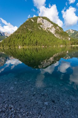 Lago di Braies veya Pragser Wildsee, Braies Vadisi 'ndeki küçük alp güzel gölü, Dolomitler, UNESCO dünya mirası alanı, Güney Tyrol, Trentino-Alto Adige, Bolzano bölgesi, İtalya, Avrupa.