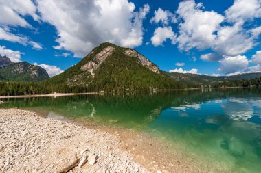 Lago di Braies veya Pragser Wildsee, Braies Vadisi 'ndeki küçük alp güzel gölü, Dolomitler, UNESCO dünya mirası alanı, Güney Tyrol, Trentino-Alto Adige, Bolzano bölgesi, İtalya, Avrupa.