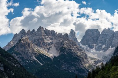 Cortina d 'Ampezzane (Dolomiti Ampezzane), UNESCO dünya mirası bölgesi, Veneto ve Trentino-Alto Adige, İtalya, Avrupa yakınlarındaki seksi Dolomitler' de, kuzeydeki Monte Cristallo Dağı 3221 metreye bakıyor..