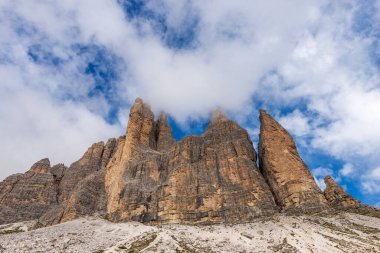 Drei Zinnen veya Tre Cime di Lavaredo (Lavaredo 'nun üç tepesi), güney yüzeyi, Dolomitlerin ünlü dağ zirveleri, UNESCO dünya mirası alanı, Trentino-Alto Adige ve Veneto, İtalya, Avrupa.