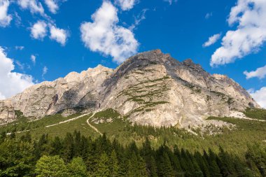 Pomagagnon 'un dağ sırası (2450 metre), Dolomitler, UNESCO dünya mirası sahası, İtalyan Alpleri, Belluno, Veneto, İtalya, Avrupa' daki küçük bir köy olan Cortina D 'Ampezzo, turizm beldesi yakınlarında yer alıyor..