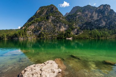 Lago di Braies veya Pragser Wildsee, Alp Gölü ve büyük Havari, Dolomitler, UNESCO dünya mirası bölgesi, Güney Tyrol, Trentino-Alto Adige, Bolzano, İtalya, Avrupa 'nın dağ zirveleri.