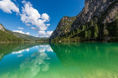 Lago di Braies veya Pragser Wildsee, Alp Gölü ve büyük Havari, Dolomitler, UNESCO dünya mirası bölgesi, Güney Tyrol, Trentino-Alto Adige, Bolzano, İtalya, Avrupa 'nın dağ zirveleri.