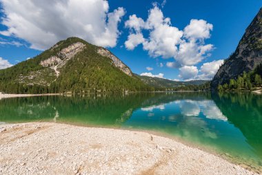 Lago di Braies veya Pragser Wildsee, Braies Vadisi 'ndeki küçük alp güzel gölü, Dolomitler, UNESCO dünya mirası alanı, Güney Tyrol, Trentino-Alto Adige, Bolzano bölgesi, İtalya, Avrupa.