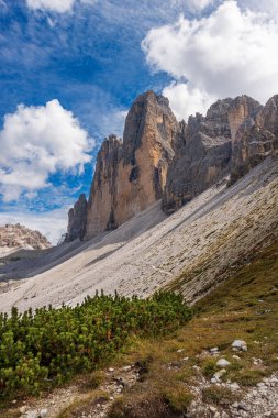 Drei Zinnen veya Tre Cime di Lavaredo (Lavaredo 'nun üç tepesi), kuzey yamacı ve Monte Paterno veya Paternkofel, Sexten Dolomiti di Sesto (Dolomiti di Sesto), Trentino-Alto Adige ve Veneto, İtalya, Avrupa.