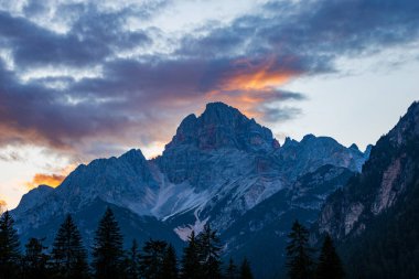 Gün batımında Croda Rossa D 'Ampezzo Dağı veya Hohe Gaisl (3146 metre), Dolomites, UNESCO dünya mirası sahası, Trentino-Alto Adige ve Veneto, Bolzano ve Belluno ili, İtalya, Avrupa. 