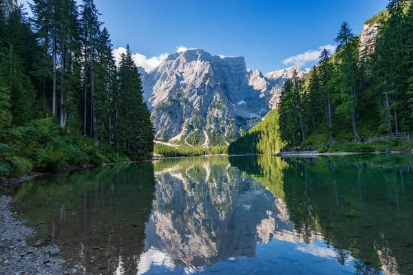 Braies Gölü (Lago di Braies veya Pragser Wildsee) ve Croda del Becco Dağı zirvesi veya Seekofel Dağı, Dolomites, Güney Tyrol, Trentino-Alto Adige, Bolzano ili, İtalya, Avrupa.