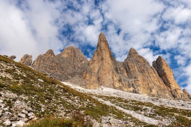 Drei Zinnen veya Tre Cime di Lavaredo (Lavaredo 'nun üç tepesi), güney yüzeyi, Dolomitlerin ünlü dağ zirveleri, UNESCO dünya mirası alanı, Trentino-Alto Adige ve Veneto, İtalya, Avrupa.