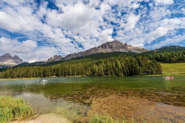 Misurina Gölü (Lago di Misurina), Drei Zinnen veya Tre Cime di Lavaredo ve Cadini di Misurina dağları, İtalyan Alpleri, Sesto Dolomitleri, Auronzo di Cadore, Belluno, Veneto, İtalya, Avrupa.