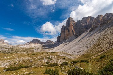 Drei Zinnen veya Tre Cime di Lavaredo (Lavaredo 'nun üç tepesi), kuzey yamacı ve Monte Paterno veya Paternkofel, Sesto Dolomiti di Sesto (Dolomiti di Sesto), Trentino-Alto Adige ve Veneto, İtalya, Avrupa.